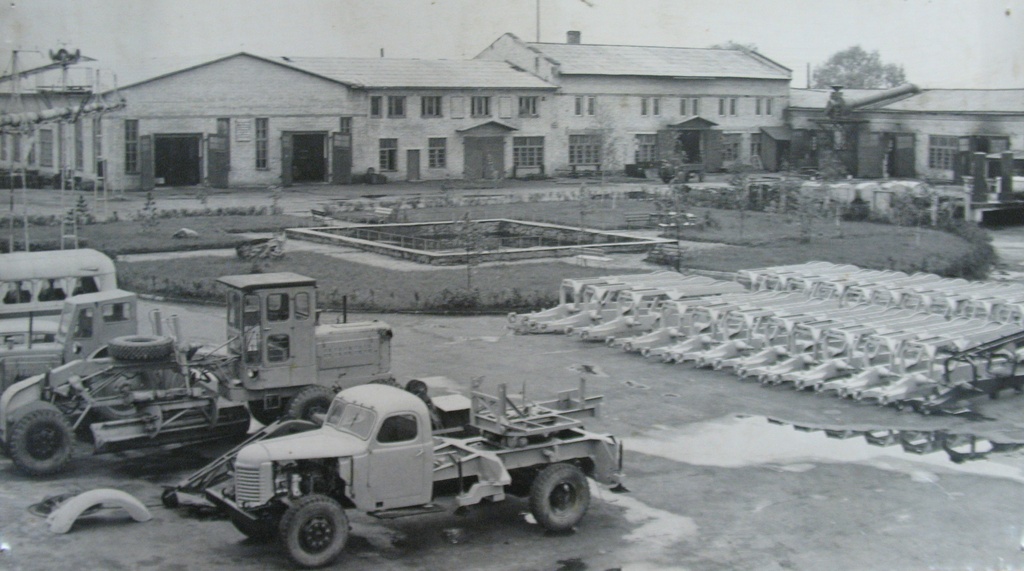 foto Tallinna Ekskavaatoritehase Paide tsehhi hoov 1960-ndatel a.