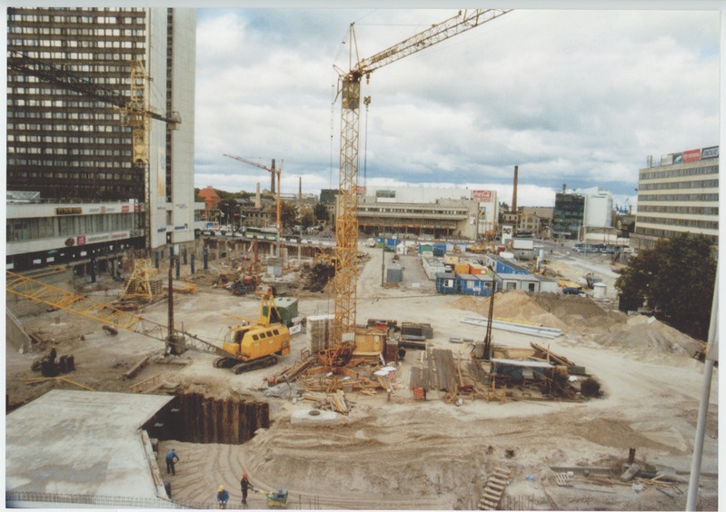 ,,Ehitusmöll kaubamaja ees''. Uue Viru keskuse ehituse algus. Võte kaubamaja eest Postimaja poole. Värviline.