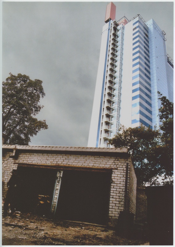 ,,Tagahoovis''. Vaade mahajäetud garaažile, selle taga kõrgub Radissoni hotelli kõrghoone. Värviline.