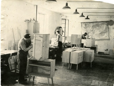 Saaremaa Tööstusliku Metsamajandi III tsehh: tislerid raadiolaudu monteerimas  duplicate photo