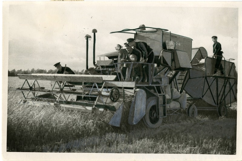 Kingissepa Rajooni  Põllumajanduse Mehhaniseerimise Kooli nr. 2 õpilased praktikal Viisnurga kolhoosis