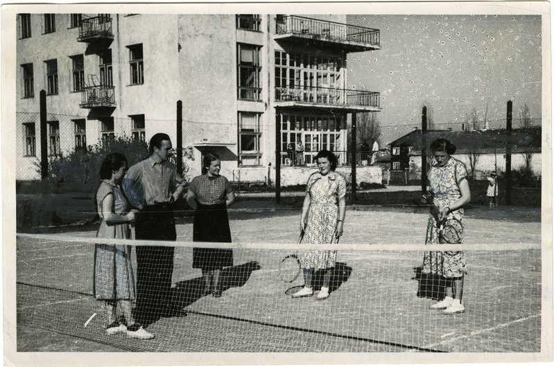 Kingissepa rajooni Keskhaigla töötajate kollektiivse tööga valminud tenniseväljak haigla territooriumil