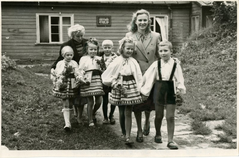 Kingissepa lasteaia juhataja Elvi Rand ja kasvataja Edith Lohvart oma hoolealuseid kooli saatmas
