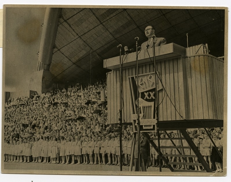 Aleksei Müürisepp esinemas avakõnega laulupeol