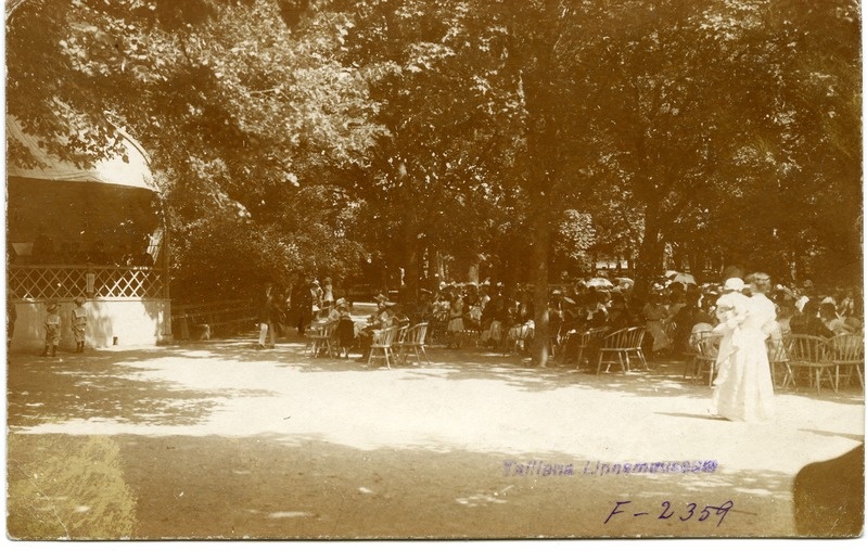 Kuressaare park, taamal vasakul kõlakoda