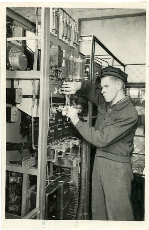 Kingissepa Elektrijaama elektrotehnik E. Koppel uue agregaadi seadmeid monteerimas