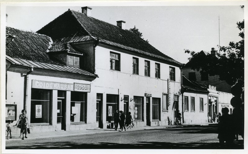 Kuressaare linn: Tallinna t. 24. Toidukaubad "Lossi", "Pirukad", "Viineribaar", raamatukauplus "Meelika". 1971.a.