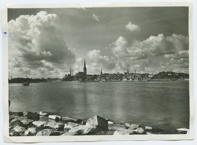 Tallinn, general view of the beach of Kadrioru.  duplicate photo