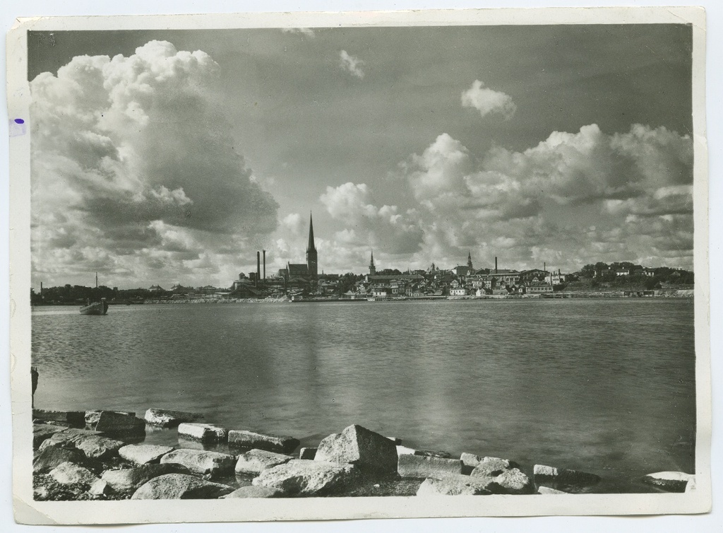 Tallinn, general view of the beach of Kadrioru.