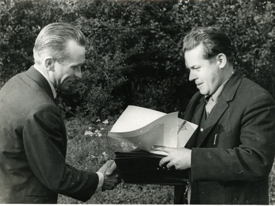 Kõljala sovhoosi direktor Jüri Räim annab üle Aleksander Põllule kingituse ja aukirja  similar photo