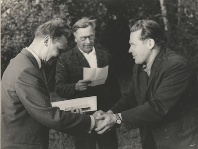 Jüri Räim, Oskar Toombu aukirja üleandmisel  similar photo