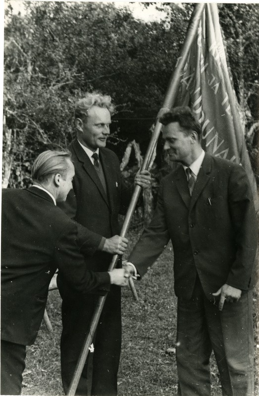 Viktor Rätsep, Oskar Toombu ja Taivo Lõuk koondise Eesti Põllumajandustehnika Kuressaare osakonnale rändpunalipu üleandmisel
