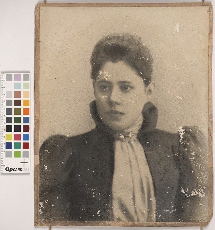 Rinnaportree: Olga Eichfuss (sünd. Hesse;1873-1934)- Tagamõisa mõisa rentniku Arnold Theodor Eichfussi (1859-1936) abikaasa.