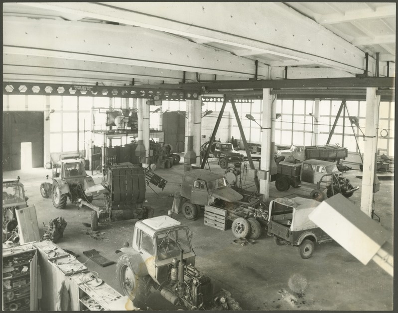 Karja sovhoosi remondihalli sisevaade. Hallis remonditav tehnika.