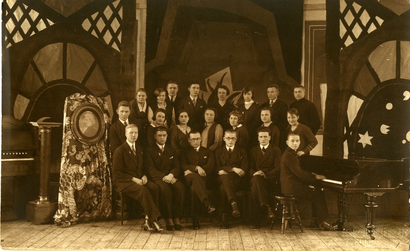 Saaremaa Ühisgümnaasiumi muusikaring Wolfkang Amadeus Mozarti sünniaastapäeva tähistamisel. 1931. a.(?)