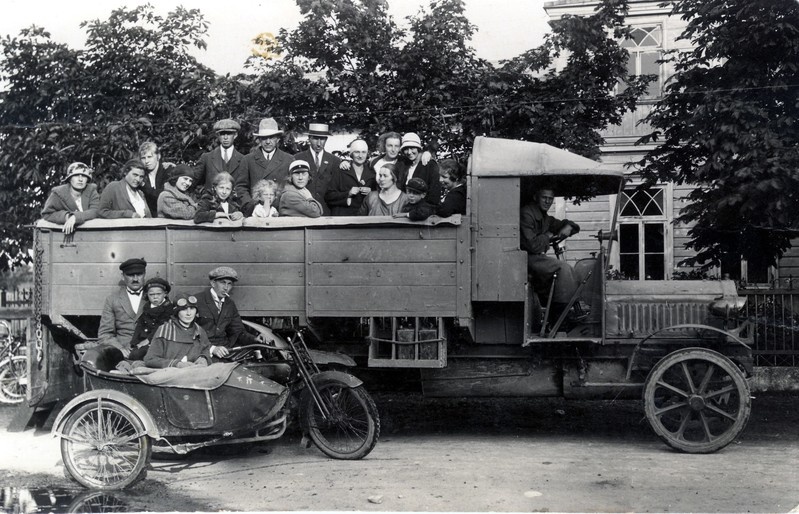 Tallinnast tulnud ekskursandid veoautol Albion Kihelkonna alevikus, esiplaanil mootorratas Herley Davidson