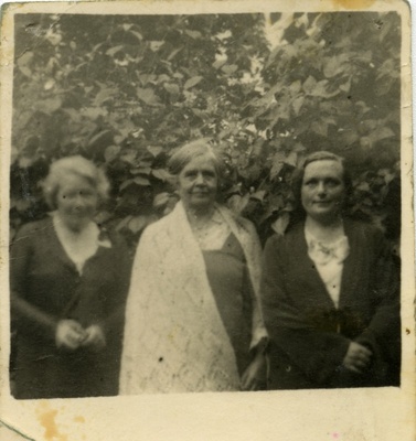 Paula Koppel, Anna Haava ja Emilie Järvalt Kuressaares  duplicate photo