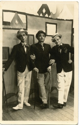 Kuressaare Teater: stseen lavastusest Kosjasõit  duplicate photo