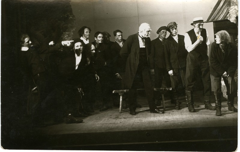 Kuressaare Teater: stseen lavastusest Kevade