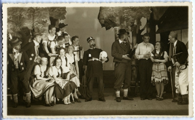 Kuressaare Teater: stseen operetist Lõbus talupoeg