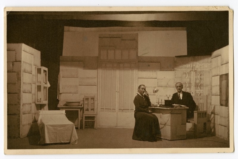 Kuressaare Teater: stseen lavastusest Inimene silla all