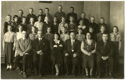 Lümanda algkooli õpilased ja õpetajad  similar photo