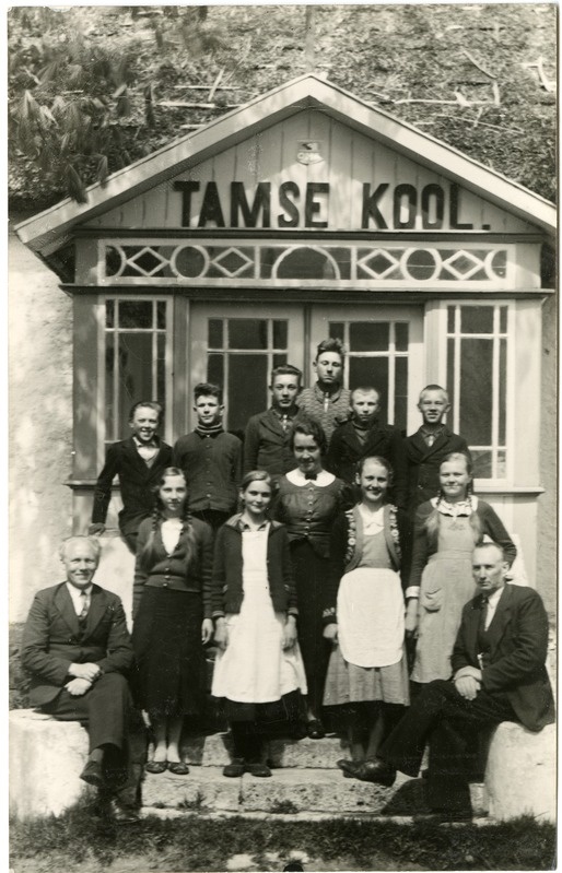 Tamse algkooli õpilased koolimaja ukse ees