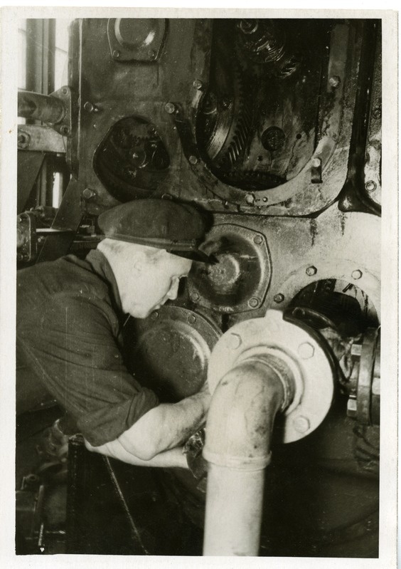 Saarte Kõrgepingevõrgud: masinist Endel Vinn töötamas