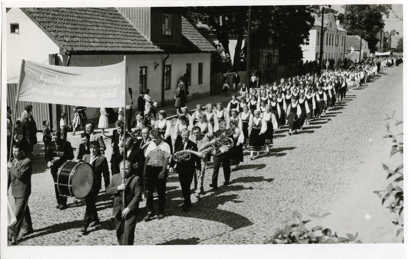 Kingissepa rajooni 1963. aasta laulupäev: Valjala kultuurimaja puhkpilliorkester ja naiskoor rongkäigus