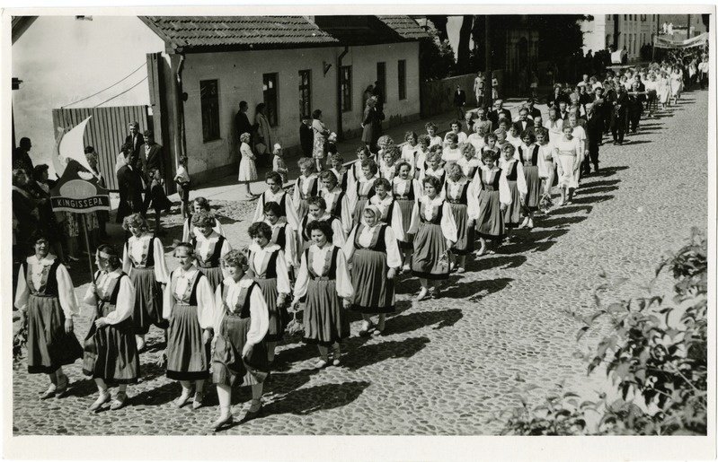Kingissepa rajooni 1963. aasta laulupäev: naiskoor Piret rongkäigus