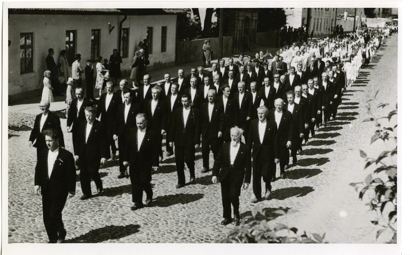 Kingissepa rajooni 1963. aasta laulupäev: Viljandi meeskoor Sakala rongkäigus