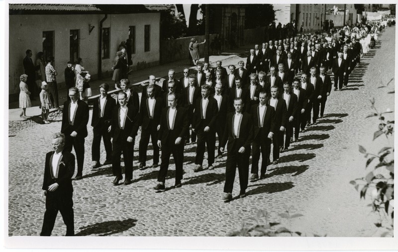 Kingissepa rajooni 1963. aasta laulupäev:Teaduste Akadeemia meeskoor rongkäigus