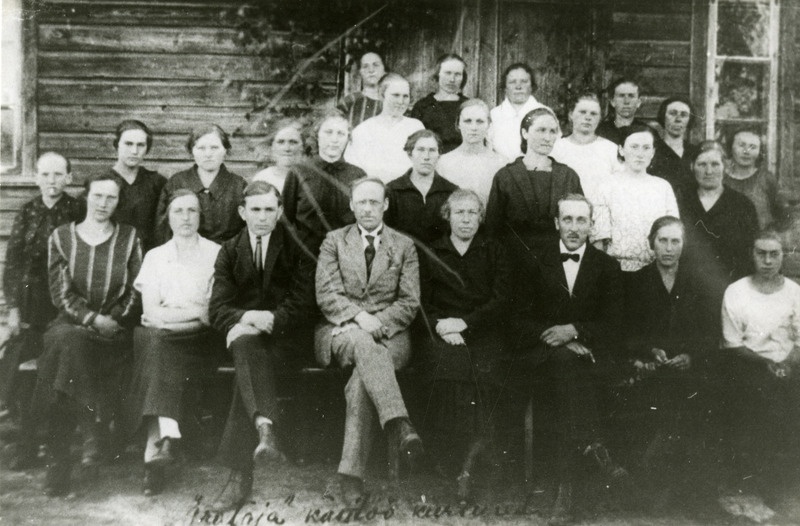 Kotlandi haridusseltsi Ärataja käsitöö kursustest osavõtjate lõpupilt Kotlandi koolimaja ees 1926.a. kevadel.