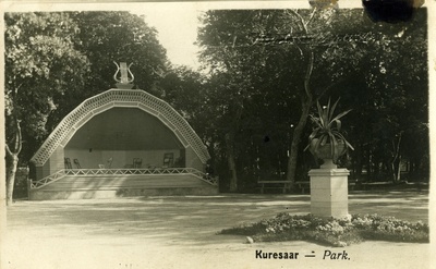 Kuressaare Lossipark, kõlakoda  duplicate photo
