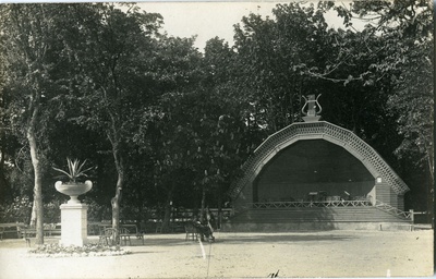 Kuressaare Lossipark, kõlakoda  duplicate photo