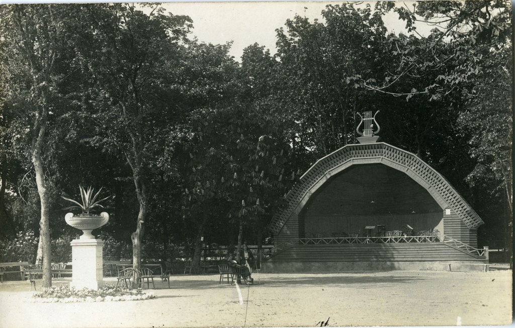 Kuressaare Lossipark, kõlakoda