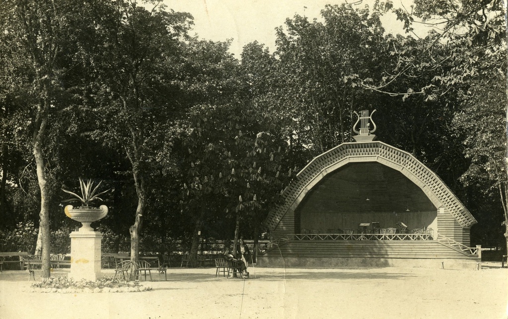 Kuressaare Lossipark, kõlakoda