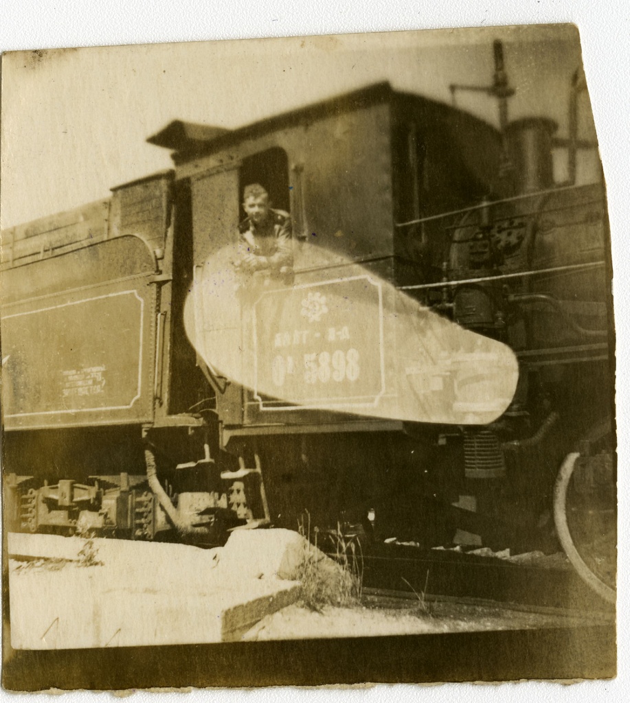 Saaremaa raudtee: auruveduri uksel seisab masinist Viktor Beljajev