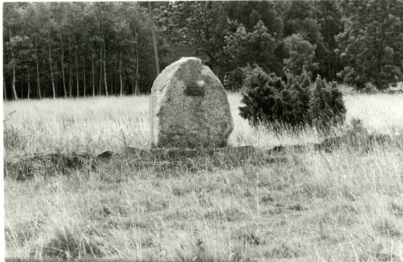Mälestuskivi Mõntu algkooli asukohas. 1989.a.
