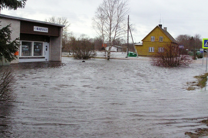 2005. aasta jaanuaritorm: vesi Nasval elumajade vahel; vasakul kauplus