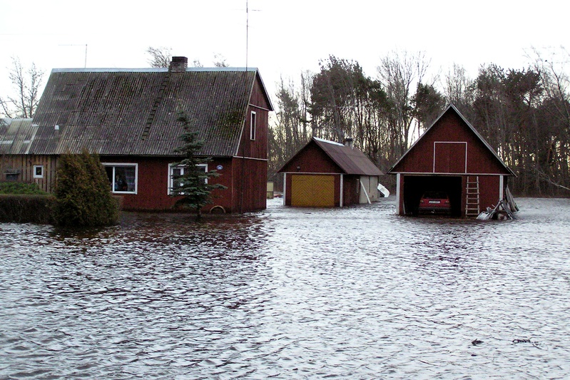 2005. aasta jaanuaritorm: vesi Nasval elumajade vahel