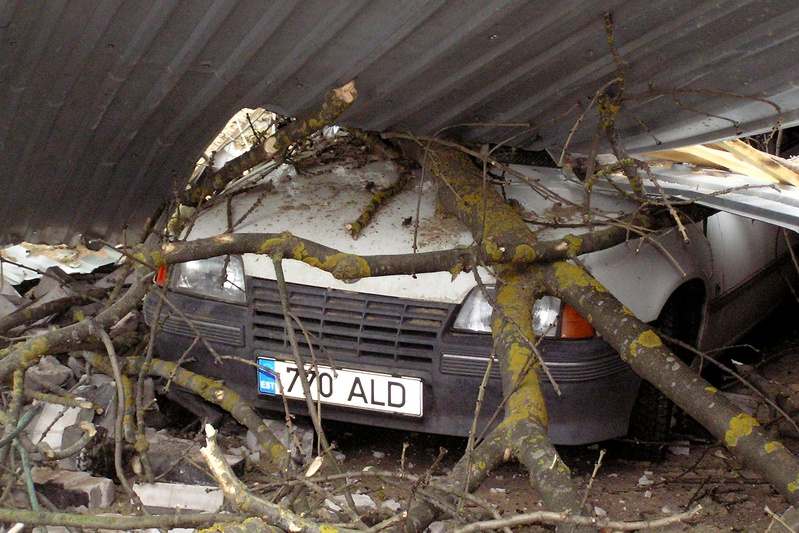 2005. aasta jaanuaritorm: rusude alla jäänud sõiduauto Pikk t. 17 maja taga