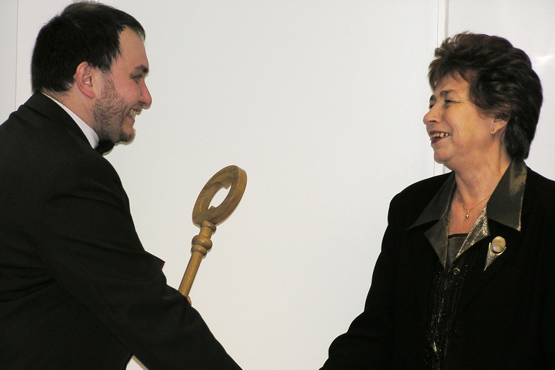 Tallinna Tehnikaülikooli Kuressaare kolledži uute ruumide avamine Rootsi tänavas: Jaanus Prii ulatamas uue maja võtit Maret Pangale