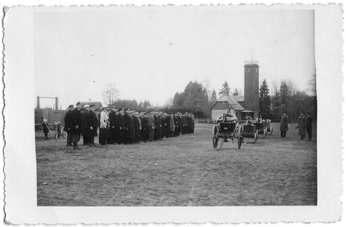 Firefighters in Kärdla in the middle field. At the flies with tanks and pumps, behind the squirrel