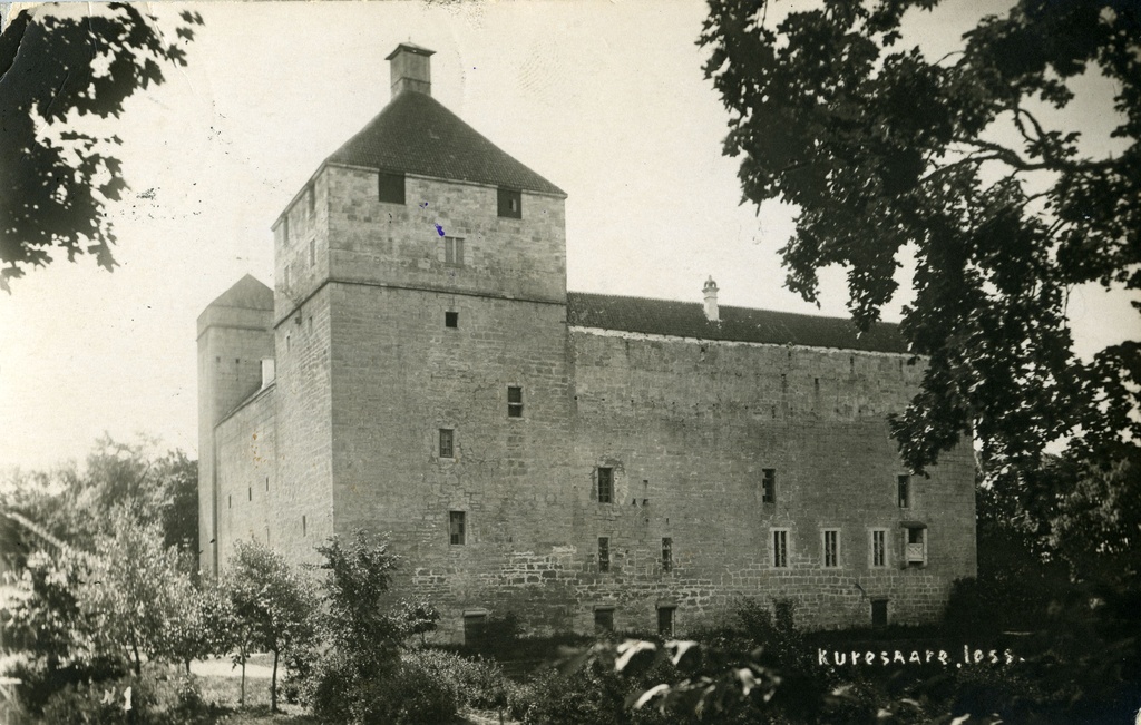 Vaade Kuressaare linnuse Kaitsetornile ja loodetiivale