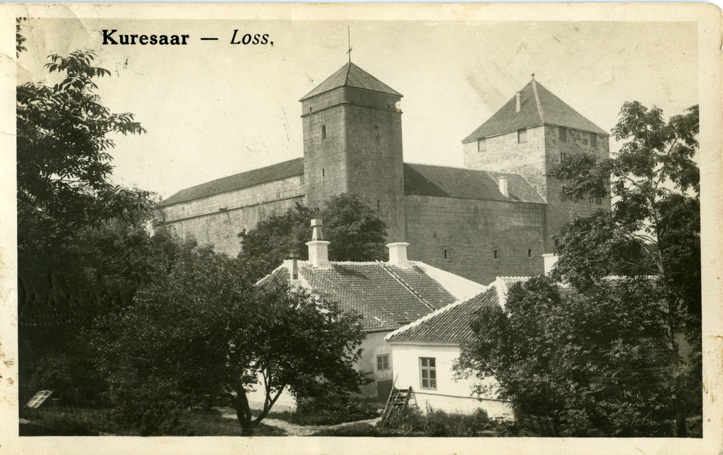 Vaade Kuressaare linnuse peafassaadile idast
