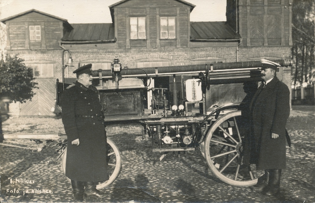 Photo. Võru Vabatahtliku Fire Control Society's first engine sprinkler in front of the sprinkler house.From Wilhelm Spohr on the left and the head of VVTÜ Karl Ottensen on October 21, 1923.