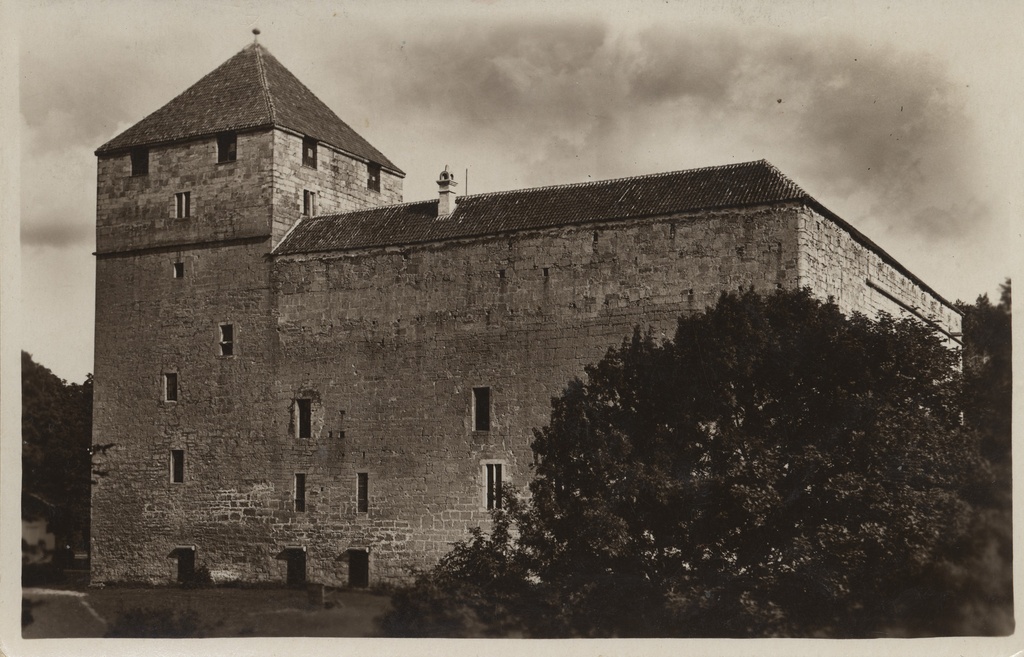 Estonian summer place Kuresaar : Castle