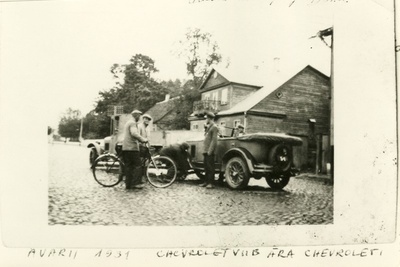 Pärast avariid Kuressaares 1931. a.: üks "Chevrolet" valmistumas teise pukseerimiseks  similar photo