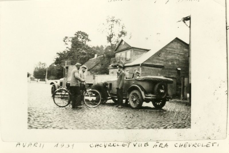 Pärast avariid Kuressaares 1931. a.: üks "Chevrolet" valmistumas teise pukseerimiseks